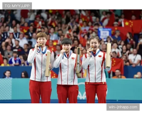 孙颖莎平时像隔壁小妹，赛后下飞机那一刻直接变身有底气的富婆，心态差距我服了